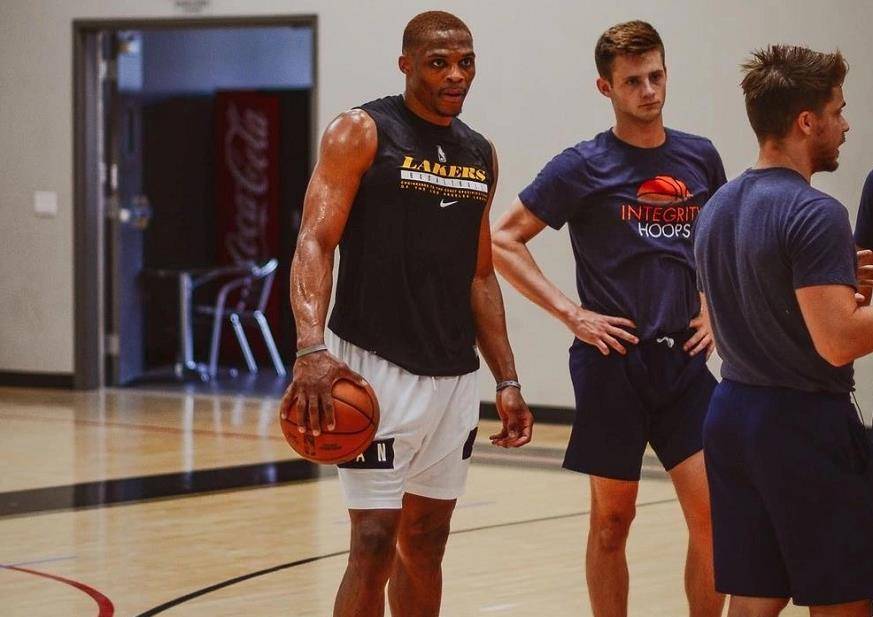 三脚传递内 三脚传递内